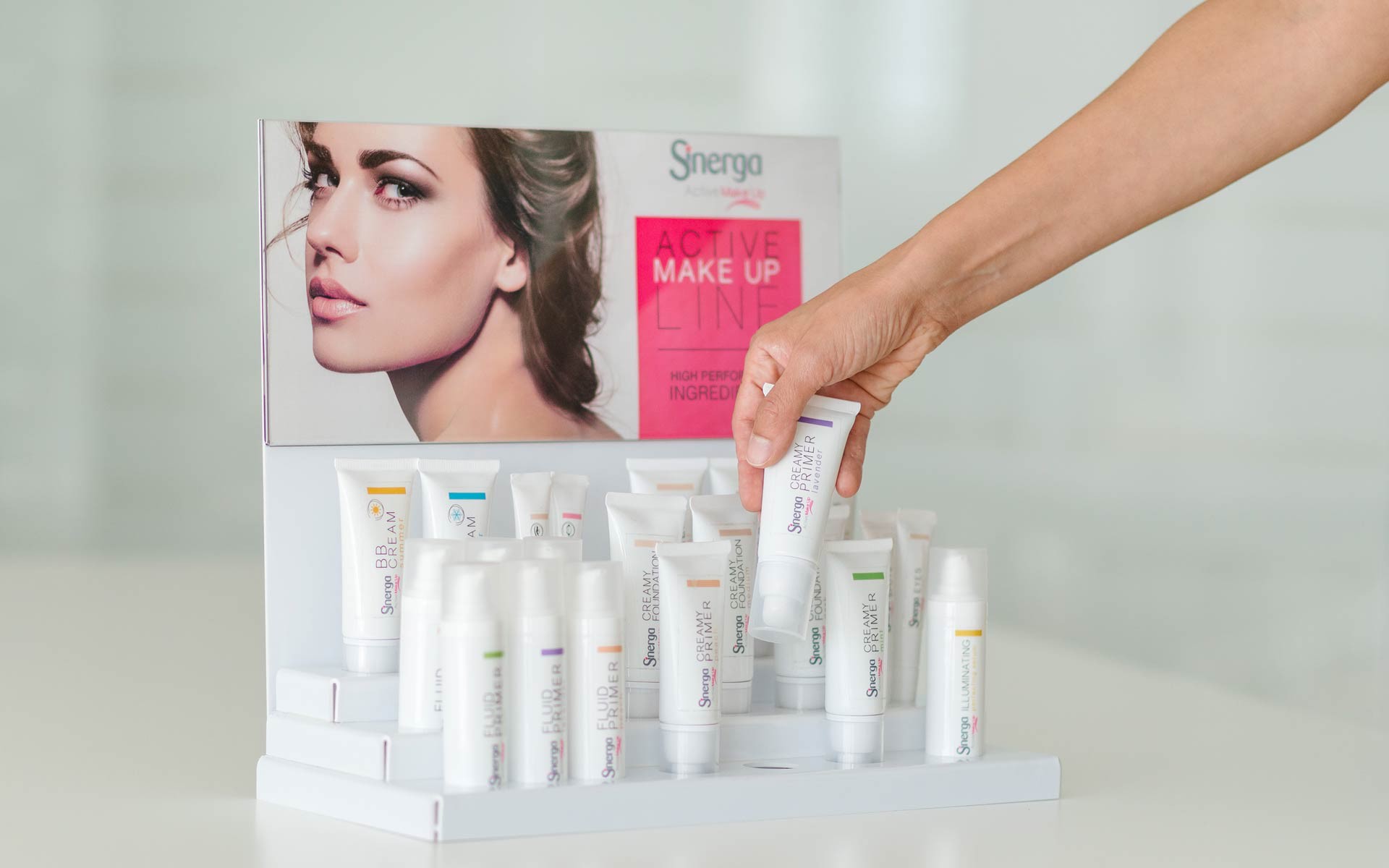 The Active Make Up line include a whole range of formulations that combine the performances of decorative make-up with the benefits of a real skin care treatment for prevention of aging signs.