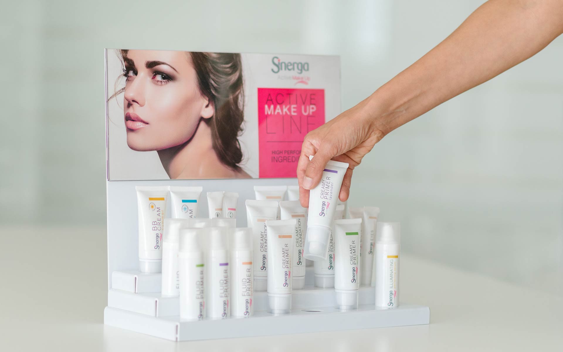 La linea Active Make Up è un'intera gamma di formulazioni che uniscono le performances decorative del make up a veri e propri trattamenti cosmetici per la cura e prevenzione degli inestetismi cutanei.