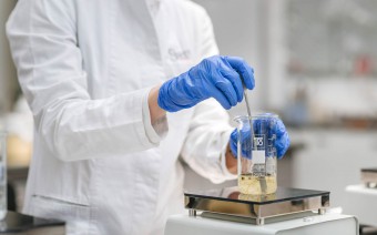 Sinerga possiede una vasta competenza formulativa e chimica nella produzione di prodotti cosmetici