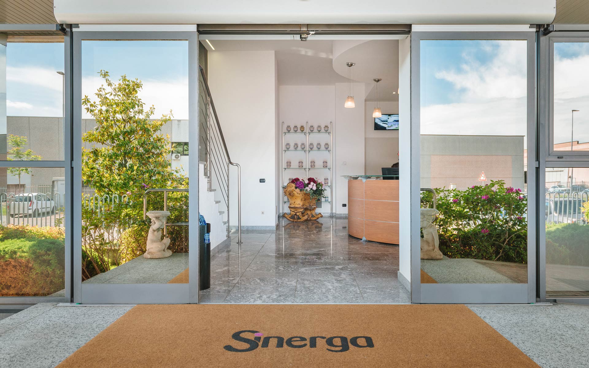 Sinerga's headquarter in Gorla Maggiore comply with quality and environmental standards and assures his clients the highest quality products 